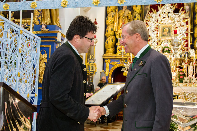 Friedenswallfahrt Maria Plain: SKB Präsident Josef Hohenwarter überreichte LH Wilfried Haslauer das Große Ehrenzeichen am Bande in Gold. | Foto: LMZ/Franz Neumayr