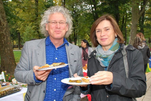 Wolfgang Barani und Susanne Bernhard kosten sich durch das kulinarische Angebot aus dem Ausland