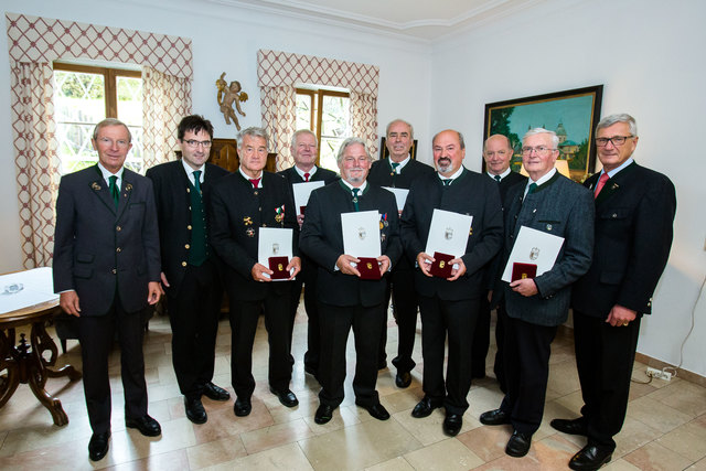 Die Geehrten mit LH Wilfried Haslauer. SKB-Präsident Josef Hohenwarter und Bgm. Harald Preuner (Stadt Salzburg) | Foto: Franz Neumayr