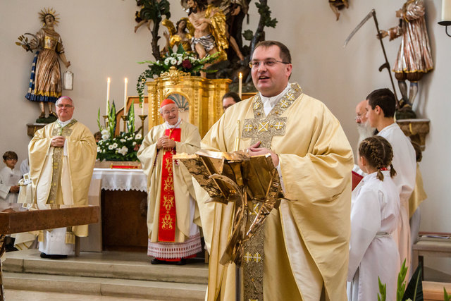 Altarweihe Kirche Seeham – Pfarrprovisor Ladislav Kučkovský. | Foto: Franz Neumayr
