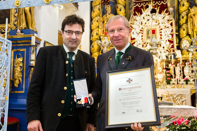 Friedenswallfahrt Maria Plain: SKB Präsident Josef Hohenwarter überreichte LH Wilfried Haslauer das Große Ehrenzeichen am Bande in Gold. | Foto: LMZ/Franz Neumayr