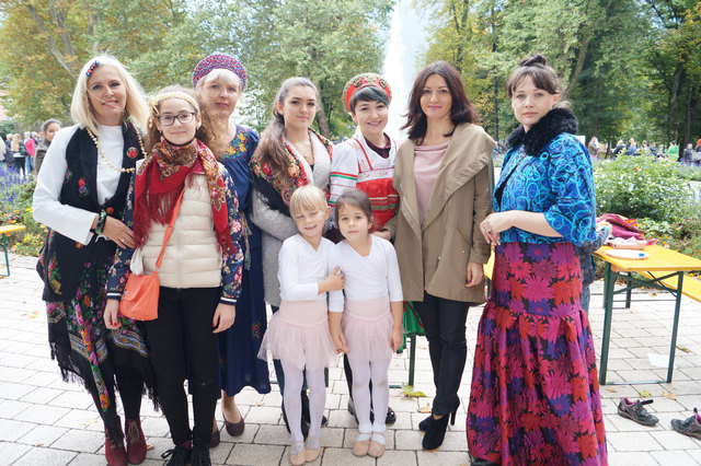 Russischer Kulturverein: Natalia Schöffmann, Anna Köstenbaumer, Marina Sonvilla, Jaqueline Tockner, Adel Huspek, Oxana Tockner und Tatjana Fercher (hinten von links) mit Klara Burger und Magdalena Santer (vorne) | Foto: eggspress