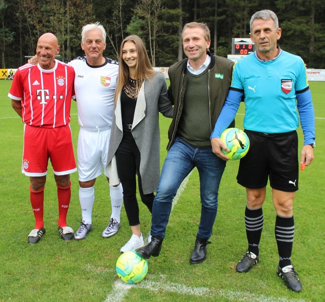 KFV-Präsident Klaus Mitterdorfer (2.v.re.) saß beim Prominentenmatch auf der Betreuerbank | Foto: KK/KFV