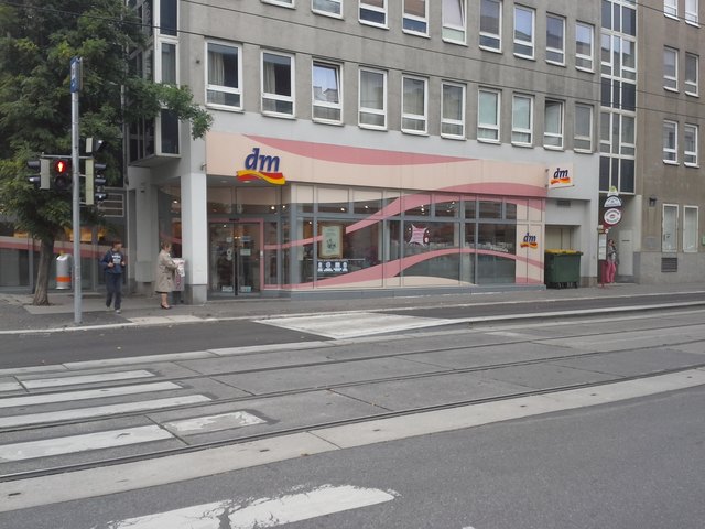 Deutlich erkennbar: die Anrampung der Fahrbahn auf Gehsteigniveau.