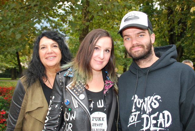 Helena und Anna Wielscher mit Patrick Berner