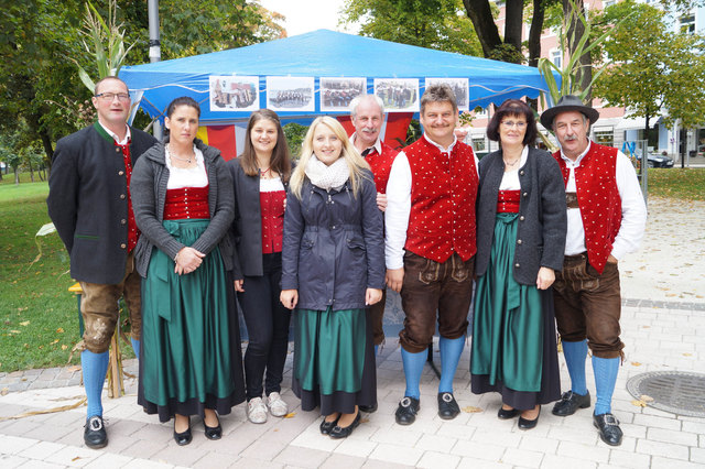 Lendorfer Schuhplattler: Andreas Bacher, Brigitte Bacher, Corinna Pacher, Viktoria Baumgartner, Christian Hohenberger, Walter Steinwender, Gertraud Pacher und Gottfried Hohenberger (von links) | Foto: eggspress