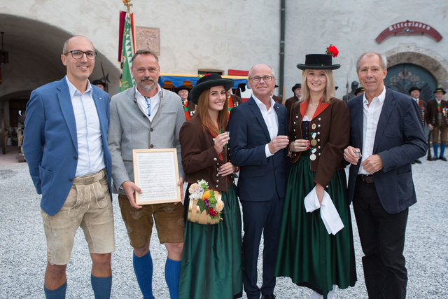 Maximilian Brunner (GS Salzburger Burgen und Schlösser), Paul Anzinger (Burg Hohenwerfen), Sonja Derflinger (Struber Schützenkorps Werfen), LH Stv. Christian Stöckl,  Magdalena Gschwandtner (Struber Schützenkorps Werfen), Cyriak Schwaighofer (LAbg.) | Foto: LMZ/Neumayr/ Birgit Probst,