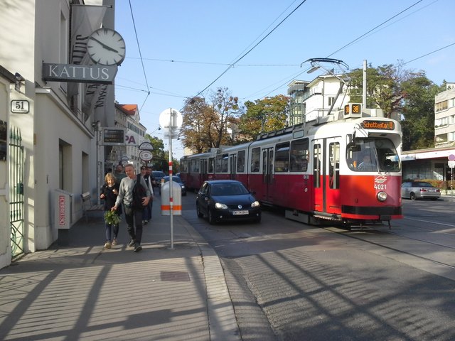 Die Gatterburggasse stadteinwärts bietet Fahrgästen keinerlei Sicherheiten beim Ein- und Aussteigen, unaufmerksame oder ortsunkundige Kfz-Lenker haben kaum einen Hinweis auf aus- und einsteigende Fahrgäste.