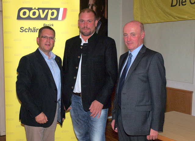Der neue Obmann der ÖVP Schardenberg Stefan Krennbauer (Mitte) mit August Wöginger (links) und Bürgermeister Josef Schachner. | Foto: Josef Pfeil