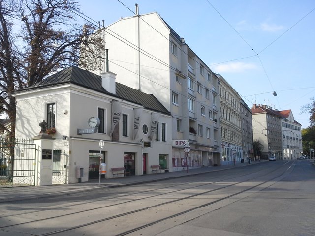 Obwohl die stadteinwärtige Station Gatterburggasse von einer Straßenbahn- und zwei Autobuslinien frequentiert wird zählt sie - nach wie vor! - zu einer der gefährlichsten Haltestellen im Bezirk!