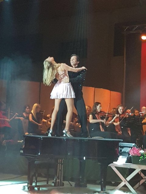 Martin Ferdiny und Maria Santner, die Dancing Stars 2017, zeigten zu den Klängen des Salonorchesters Bischofshofen noch einmal ihre Finaltänze. | Foto: Stefan Haussteiner (E2 Event Engineering)