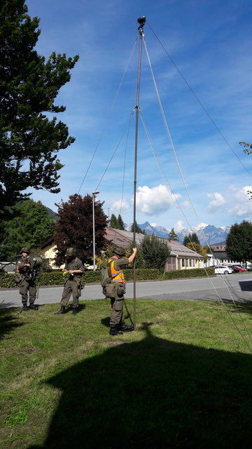 Soldaten beim errichten einer Funkanlage. | Foto: Bernhard Wernitznigg
