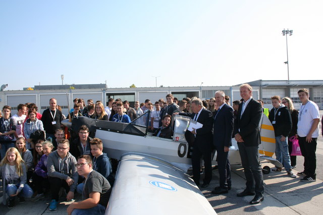 Nach der Landung in Graz: Pilot Hartmut Rainer und Direktor Franz Borotschnig mit Schülern und GF des Flughafens | Foto: PTS Völkermarkt