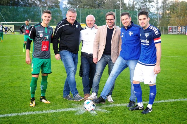 Ehrenanstoß: Die beiden Kapitäne mit Didi Überbacher, Armin Singer, Christian Abenthung und Michael Kirchmair
