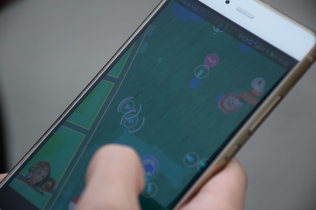 Spiele wie Pokemon Go, aber auch Apps wie Facebook ziehen unsere Aufmerksamkeit auch in Alltagssituationen auf sich. | Foto: Werilly