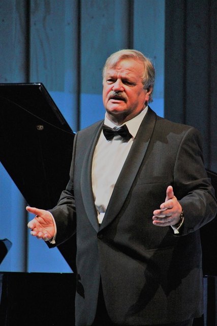 Gerhard Ernst tritt beim Benefizabend auf.