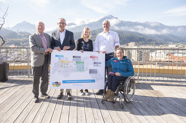 V.l.: Helmut Kritzinger, Landesobmann Tiroler Seniorenbund, Andreas Altmann, MCI Management Center Innsbruck, Eva-Maria Jöchl, Nachwuchsathletin, Michael Knaus, ÖSV Sportlicher Leiter Sparte Behindertenskilauf und Obmann des ÖZIV Tirol und Claudia Lösch.