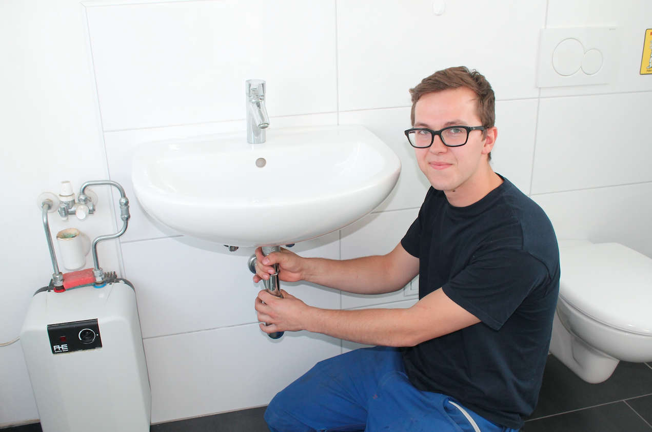 Lehrlingsredakteur Stefan Mayr von der Schwertberger Firma Medel Installationen ist viel auf Montage unterwegs.