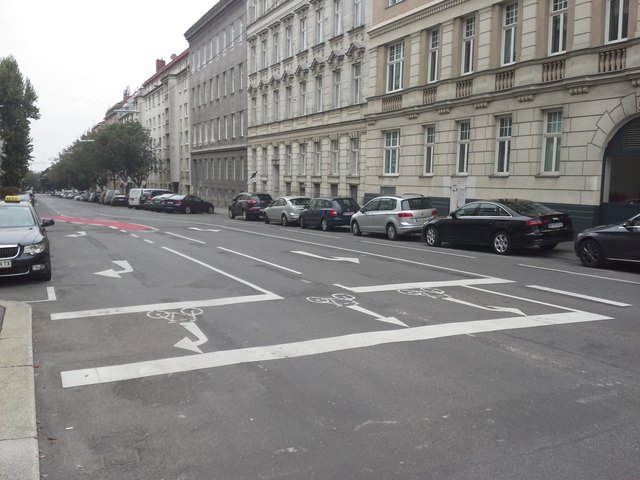 Die erste vorgezogene Haltelinie für Radfahrer ("Bike-Box") in Döbling