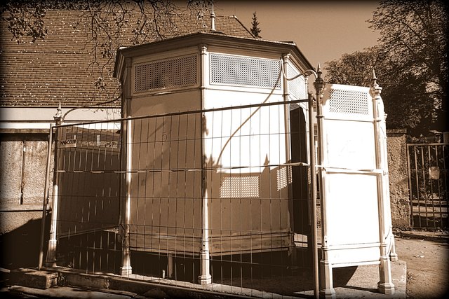 ..nannte man noch zu meiner Kinderzeit diese diskreten Piss-Orte (das hier scheint gerade renoviert zu werden)