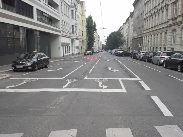 Die für Radfahrer vorgezogene Haltelinie für links abbiegende Radfahrer ist etwas schmäler, als jene für links abbiegende Kfz, dadurch ist sichergestellt, dass links abbiegende Kfz die Haltelinie für Radfahrer nicht mit ihrer Haltelinie verwechseln können.