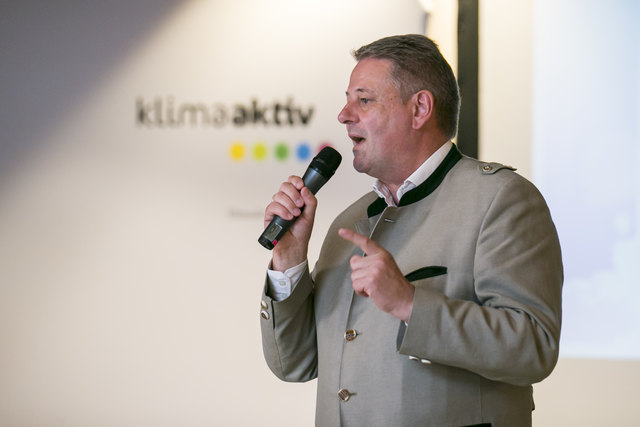 Bundesminister Andrä Rupprechter bei der Verleihung der Umweltzeichen und Auszeichnung der klimaaktiv Gebaeude im Hotel Andreas Hofer am 27. September in Kufstein. | Foto: klimaaktiv/APA-Fotoservice/Hetfleisch