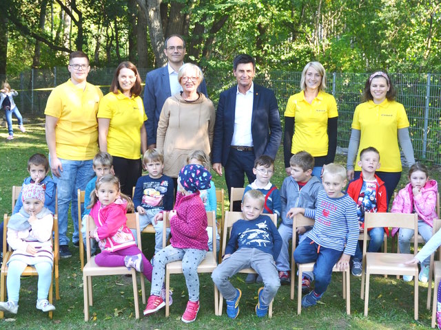 Bei der Eröffnung: LT-Päs. Cristian Illedits und Bgm. Ingrid Salamon mit dem Team des Kindergartens Walbersdorf | Foto: Stadtgemeinde
