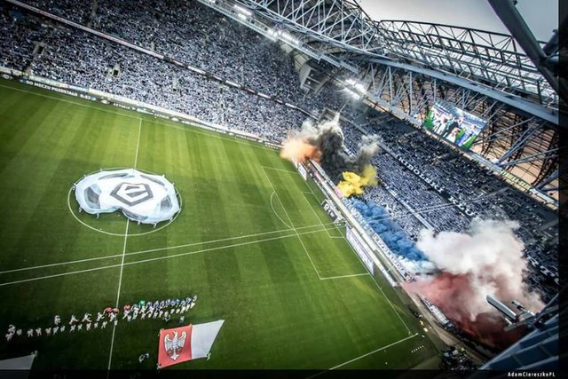 Atemberaubende Stimmung beim Spitzenspiel Lech Posen gegen Legia Warschau