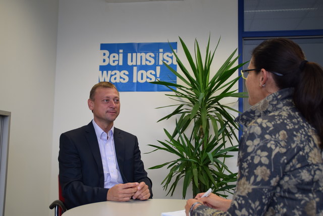 Johann Höfinger mit Redakteurin Karin Zeiler.