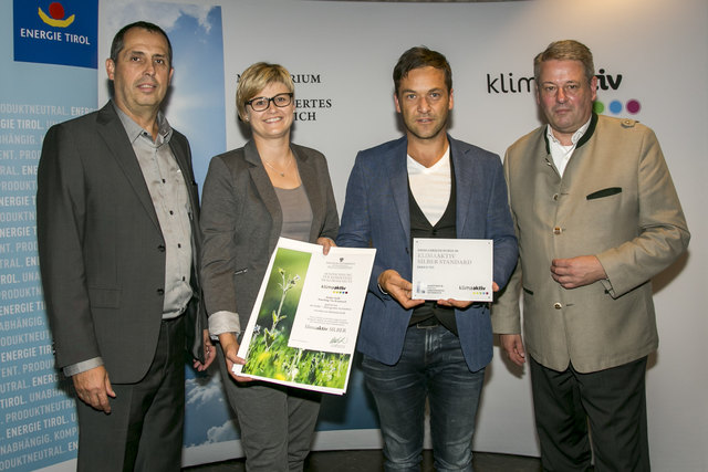 Bruno Oberhuber (GF Energie Tirol), die ausgezeichnete Michaela Seidl (Kramsach), Architekt Armin Autengruber und Bundesminister Andrä Rupprechter (v.l.). | Foto: klimaaktiv/APA-Fotoservice/Hetfleisch