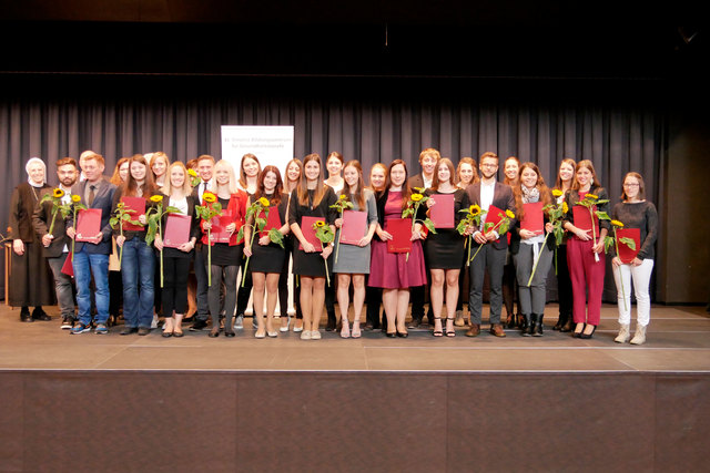 Neben der modernen Ausbildung dürfen sich die Absolventinnen und Absolventen über ein sicheres berufliches Umfeld mit vielen Entwicklungsmöglichkeiten freuen. | Foto: Krankenhaus St. Vinzenz Zams