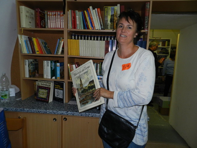 Ein bestimmtes Buch sucht Erika Pflügler schon sehr lange. Beim Tandlmarkt im Pfarrhof Kasten wurde sie fündig. | Foto: Punz