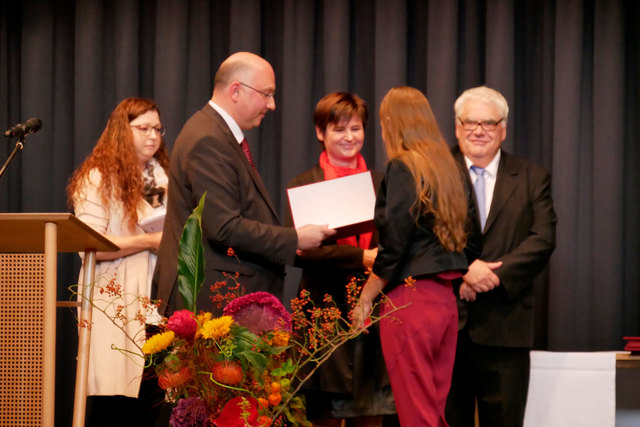 Landessanitätsdirektor Hofrat Dr. Franz Katzgraber und BiZ-Direktorin Beate Zangerl überreichten die Abschlusszeugnisse und Diplome. | Foto: Krankenhaus St. Vinzenz Zams