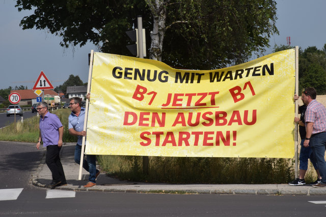 Bürgermeister Paul Mahr (l.) setzte in den letzten Monaten mehrere Aktionen für einen baldigen B1-Ausbau. | Foto: Stadtgemeinde Marchtrenk