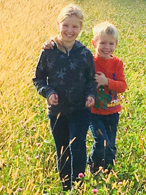 Zoey und Gabriel im Feld