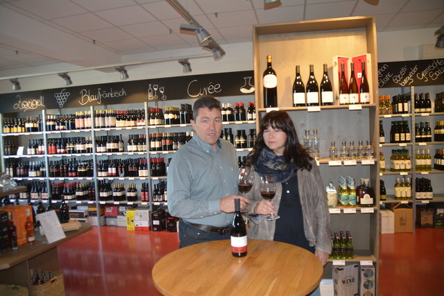 Andreas und Gerda Leithner in ihrem Weinshop in Parndorf. Hier gibt es jeden Freitag auch Verkostungen.