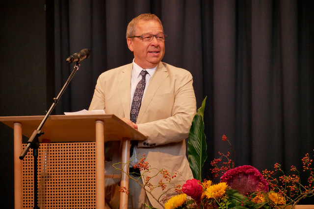 Pflegedirektor Siegmar Tangl wünschte den Absolventinnen und Absolventen alles Gute für ihre berufliche Zukunft und verwies auf die beruflichen Möglichkeiten am Krankenhaus St. Vinzenz Zams. | Foto: Krankenhaus St. Vinzenz Zams