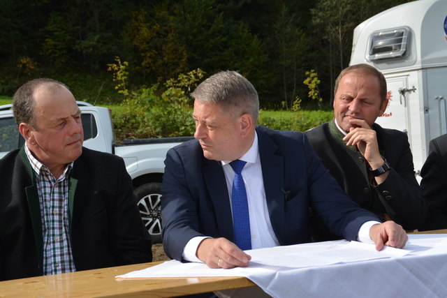 Peter Obermoser sen, BM Andrä Rupprechter und LHStv Josef Geilser (v.l.) in Söll-Stockach.