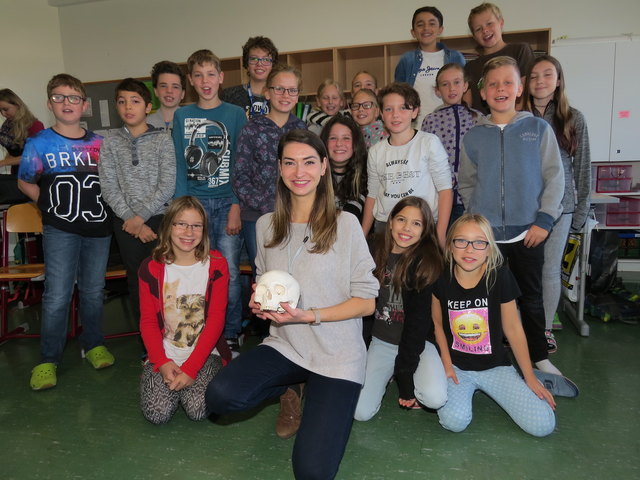 So macht Lernen Spaß: Archäologin Miriam Weberstorfer mit den Schülern der Praxis Neuen Mittelschule 1210.