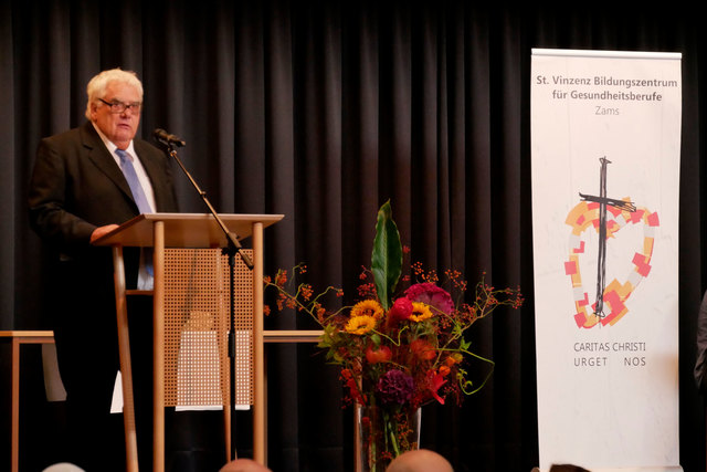 OA Dr. Hans Robert Schönherr, med. wissenschaftlicher Leiter der GuKPS St. Vinzenz, erinnerte in seiner Rede daran, welche Verantwortung die Absolventinnen und Absolventen in ihrem Beruf zu tragen haben. | Foto: Krankenhaus St. Vinzenz Zams