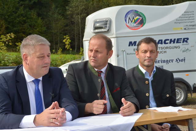 "Die Crowdfunding-Idee ist Goldes wert", findet LHStv Geisler (Mitte) lobende Worte für die Bezirks-Landwirtschaftkammer unter Obmann Johann Gwiggner (re.).