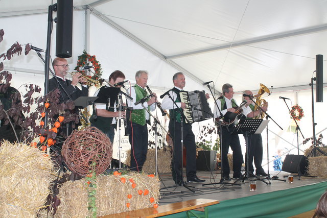 Selbst NOVA-GF Günter Riedenbauer griff zur Harmonika. Was der alles kann... | Foto: NOVA