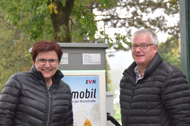 Moststraßen Obfrau Michaela Hinterholzer und Bürgermeister Franz Wurzer vor der neue E-Tankstelle | Foto: Moststraße