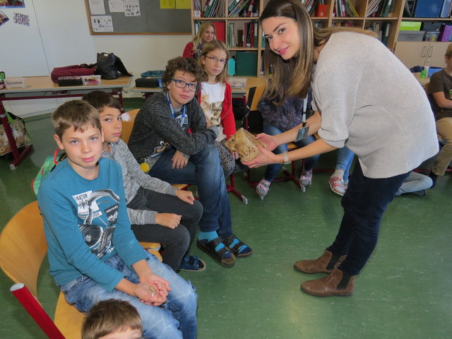 Archäologin Miriam Weberstorfer erzählt mit Spaß, Leidenschaft und fachliche Kompetenz über Knochen.