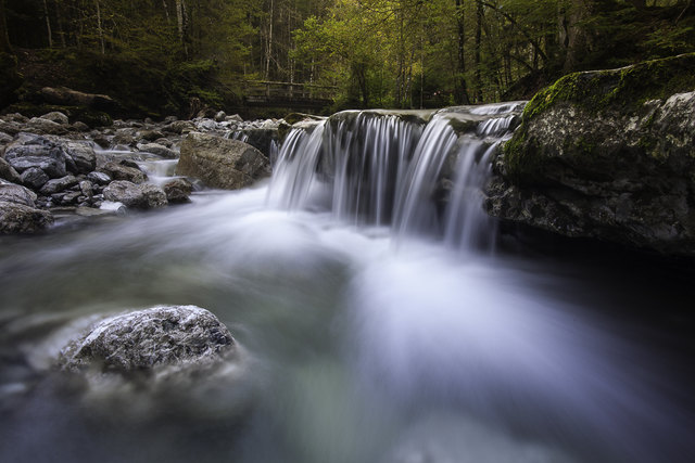 Herbstlicher Wasserfall mit romantischer Stimmung