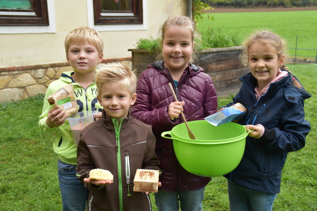 Gabriel, Fabian, Tamara und Emy (v.li.) sind sofort Feuer und Flamme und schnappen sich die Produkte