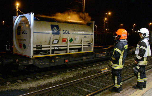 Gefahrguteinsatz am Bahnhof Wörgl: Das Überdruckventil dieses mit flüssigem Argon beladenen Waggons ist in der Nacht zum 4. Oktober etwas hängen geblieben. Üblicherweise bläst es in kurzen Stößen ab, "was einen normalen Zustand darstellt, da das verflüssigte Gas langsam verdampft", erklärt Feuerwehr-Chemiker Manfred Holzer. | Foto: ZOOM-Tirol