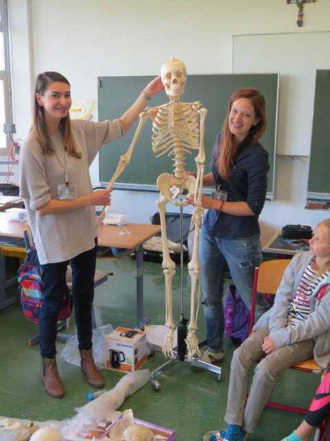 Archäologin Miriam Weberstorfer (re) und Assistentin Katharina lassen in den Knochenworkshops Forscherherzen höher schlagen.
