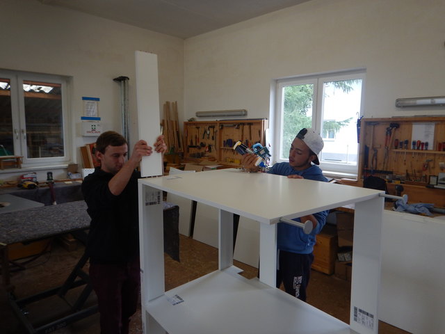 In der Produktionsschule werden Jugendliche für die Sparten Holz, Elektrik oder Gastronomie vorbereitet.