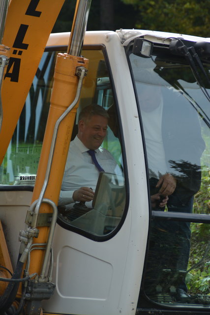 BM Andrä Rupprechter durfte auch "baggern".